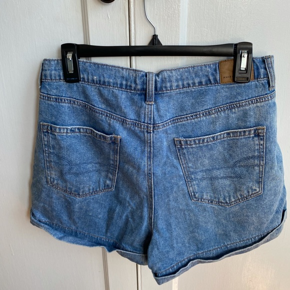 American Eagle Jean Mom Short Size 8 Medium Wash - Picture 2 of 4